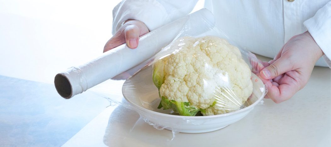plastic food film wrapping organic cauliflower on marble table in the kitchen t20 QJpy3j e1668715285657 Biofilm Keeps Things Cool Without Using Energy