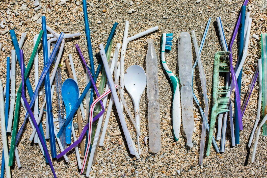 drinking straw beach scene disposable single use environmental pollution plastic waste t20 YNNPR4 One of the World’s Biggest Cities Outlawed Single-Use Plastic