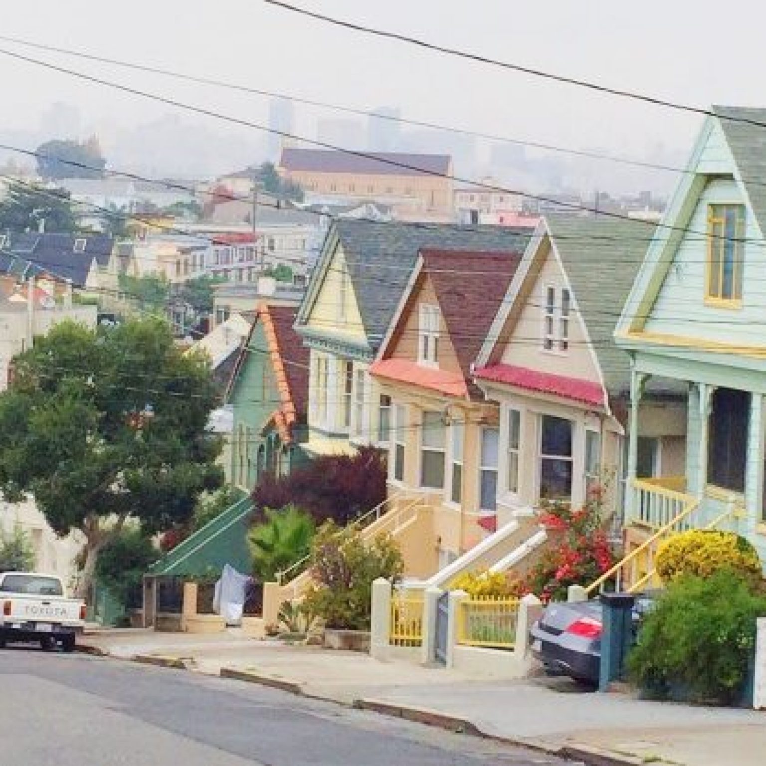 charming houses line a street in san fran t20 GR0Gy6 e1671808833558 Behind Panasonic’s Commitment to Sustainable Change Across the Globe