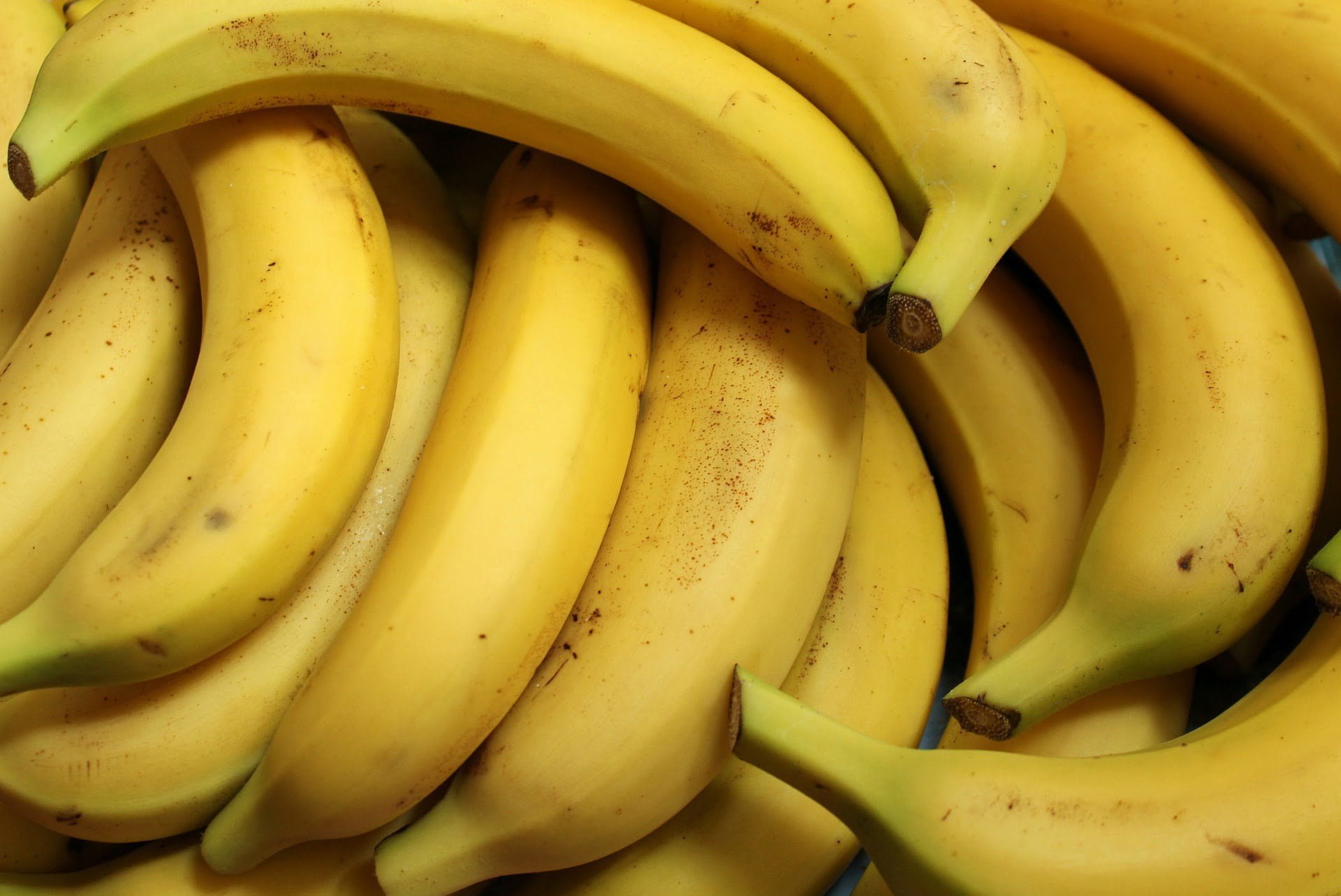 Ugandan smallholder banana farmers are reducing banana waste by transforming stems into fibres that can be used for sustainable textile and handicrafts products.