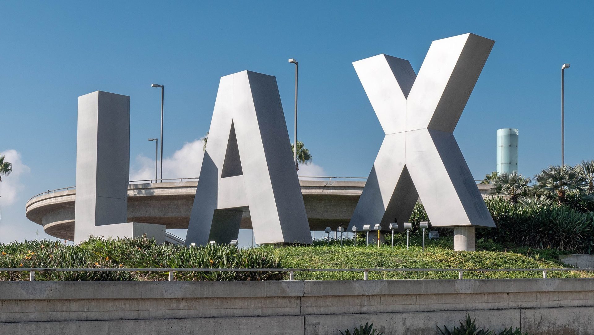 The LAX Plastic Water Bottle Ban will reduce plastic waste and set a good example for travellers.