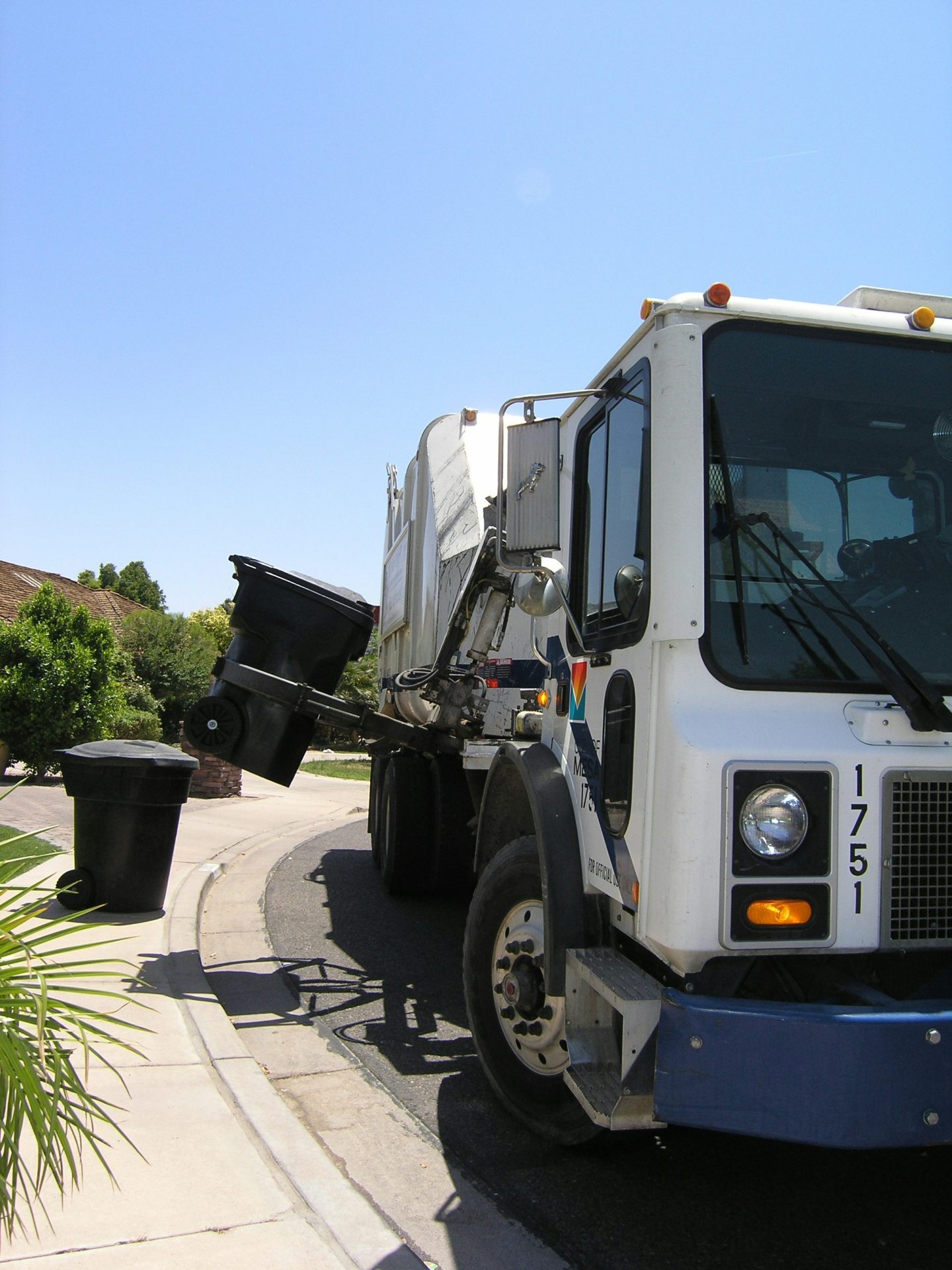 Toronto's first electric garbage truck