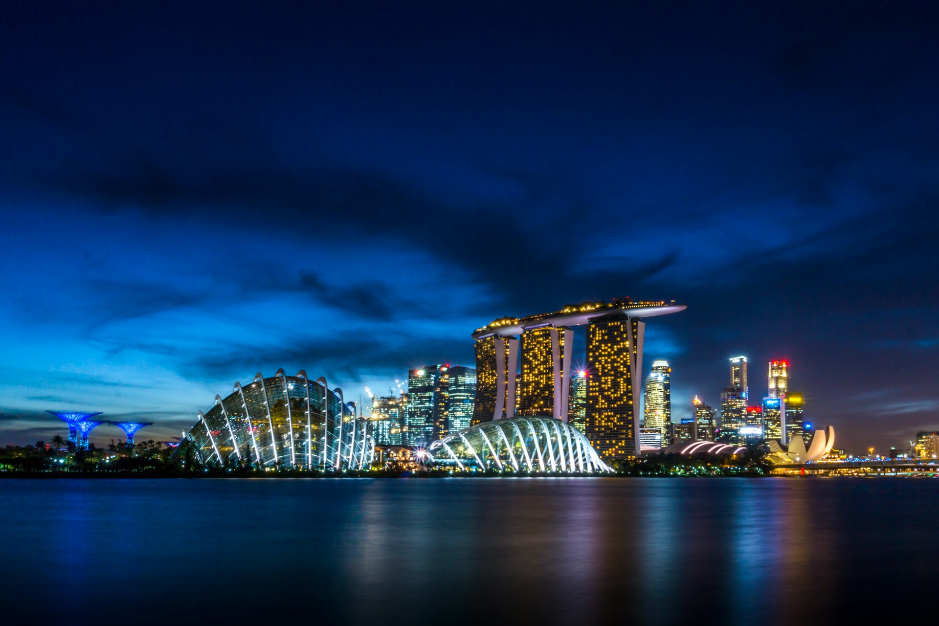 7 Amazing Places to Visit in Singapore. Photo by Mike Enerio on Unsplash