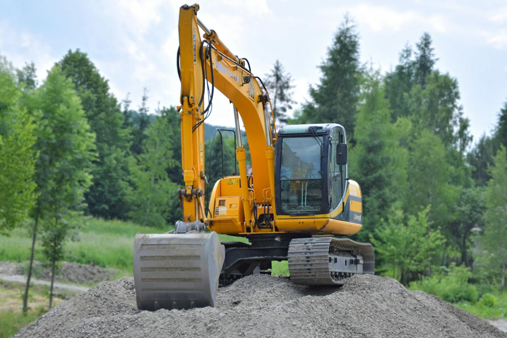From diesel to daisies: 5 recent innovations in eco-friendly heavy equipment. Photo by PhotoMIX Company on Pexels